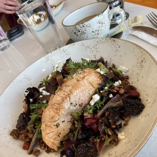 balsamic strawberry salmon salad yum!