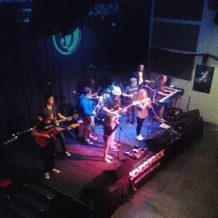 Performance program group "No Info" playing the Wall.