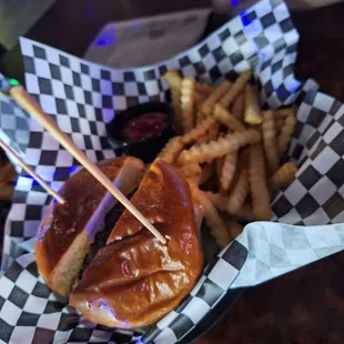 Schooners Burgers N Beer