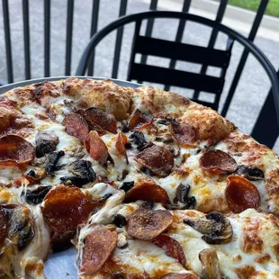 Pizza with choice of toppings