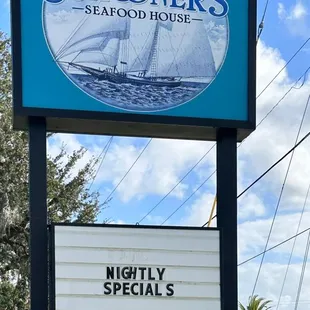 (*‿*) /ﾟ*:｡ﾟ It&apos;s a beautiful day to be out @ Schooner&apos;s. Let&apos;s go in y&apos;all for an early dinner after a great work day.