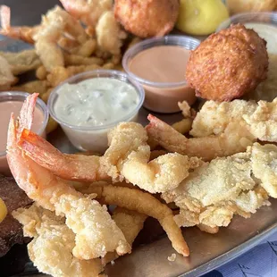 (･‿･) Now that&apos;s how I like the batter done y&apos;all..light, not overly greasy and flavorful!  #supportlocal @ #Schooner&apos;sSeafood