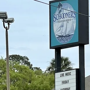 the sign for the restaurant