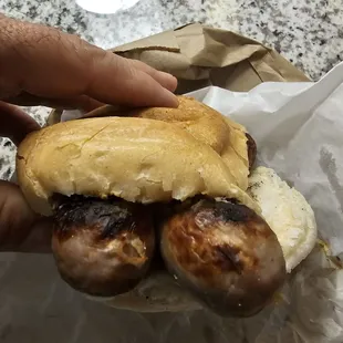 Dbl Brat sandwich with mustard!! Really good!! They only accept cash!! There's an ATM if you don't have cash by the door.