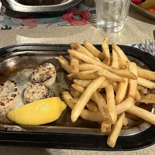 Scallops with fries