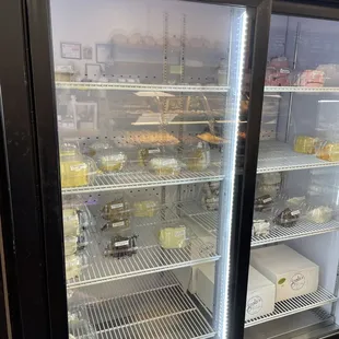 Refrigerated cake slices