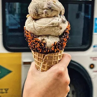 a hand holding an ice cream cone