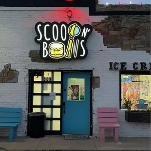 Store front of Scoop N&apos; Buns