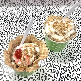 wo cups of ice cream