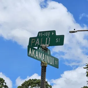 Located on the corner of Akamainui and Pali'i Street