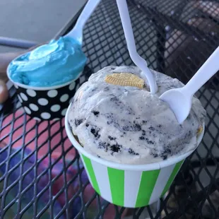 Medium cookies &amp; cream + small cotton candy