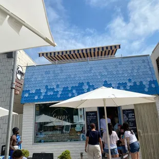 super cute ice cream spot by the beach! Very interesting flavors and so many options!! Definitely a great place to check out!