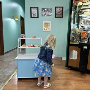 Playing with kids ice cream cart (: