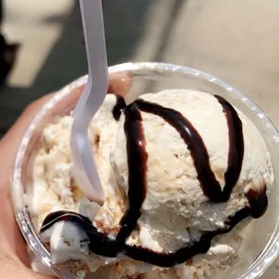 Cinnamon caramel ice cream with chocolate syrup