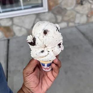 Small Cookies and cream cone