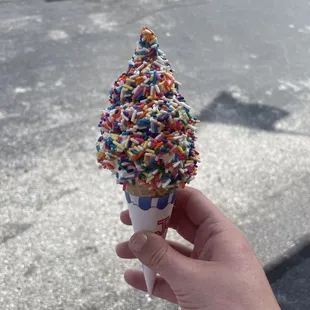 Twist cone w rainbow sprinkles