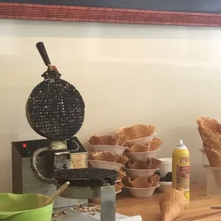 Waffle maker for waffle cone