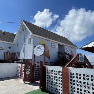 the front of the ice cream shop
