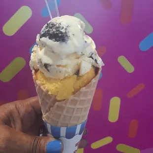 LemOreo &amp;  Grandma's Lemon Cake in Waffle Cone!