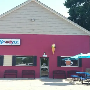 Welcome to Scoopz! Cool off inside with an amazing Bowl of Happiness or sit outside beneath an umbrella. Either way it's Deliciousness!