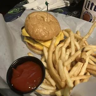 Cheeseburger with fries