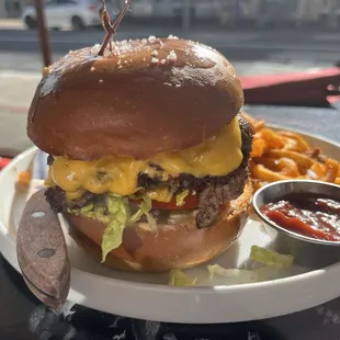 Burger kind of In-N-Out vibes
