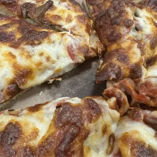 Small pepperoni and mushroom.  A little overcooked and dry.