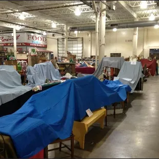 I took this photo at about 3:45 - with many, many dealers closed well before the 5 pm closing time.