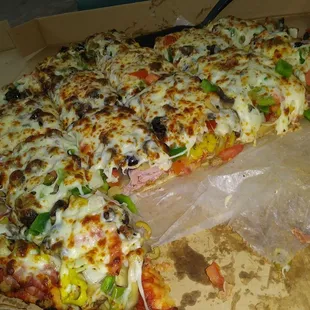 18 inch deluxe with all the toppings. Makes me weak in the knees seeing. DELICIOUS