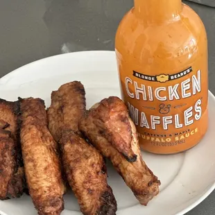 Chicken wings and sauce