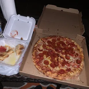 Garlic knots and lg pizza