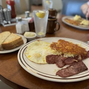 Sourdough, turkey bacon, over medium eggs &amp; asked for crispy hashbrowns purrrrrfection. Coffee black !