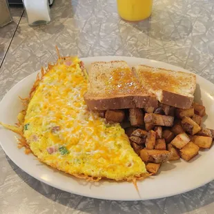 Western omelet (didn't need to add an ounce of salt!), potatoes and wheat toast. Orange juice tastes like fresh squeezed, might be.