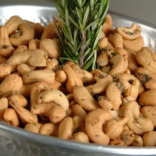 Herb roasted cashews