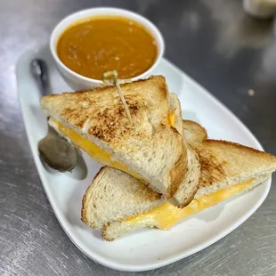 Grilled cheese and Tomato Basil Soup