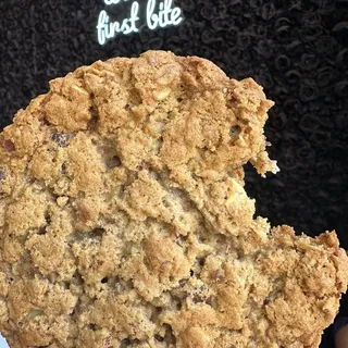 8 Oatmeal Almond Chocolate Chip Cookies Bagged