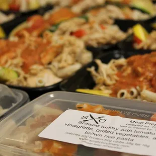 Braised turkey with tomato vinaigrette, grilled vegetables and brown rice