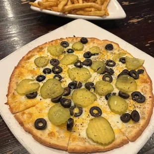 Cheese Flatbread add pickles and black olives - recommended by waitress