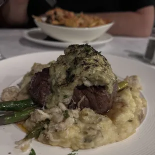 Filet, garlic mashes with asparagus
