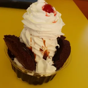 Hot fudge brownie sundae