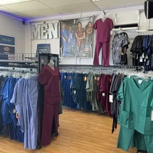 Men like color too! Scrubs Etc has inclusive sizing and styles in Scrubs for Men. Cherokee, Barco, Grey's Anatomy, Carhartt and more.