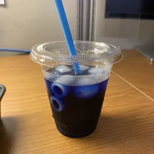 Butterfly pea tea with a hint of pandan flavor for the aroma