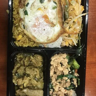 Mini&apos; Plate Pineapple Rice and Padthai combo  and 2 Choice entree