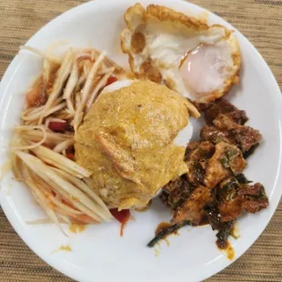 Locomotor plate with rice, curry paste, meat, salad and fried egg