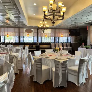 Sea Queen Dining Area: Step into the Sea Queen dining area and be captivated by its sophisticated ambiance.