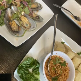 Spicy mussels and crunchy tofu