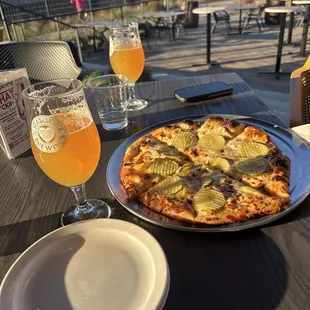 20$ Monday pizza and beer(2) deal