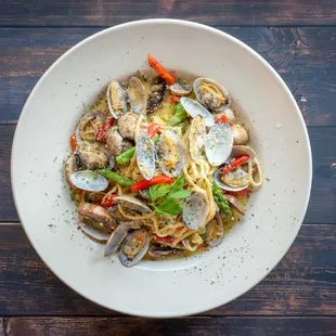 a bowl of pasta with clams