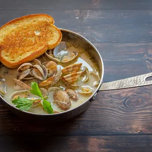 a bowl of clams and bread