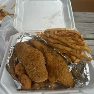 food, chicken wings and fried chicken